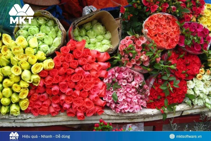 Hoa trang trí nhà cửa và bàn thờ.