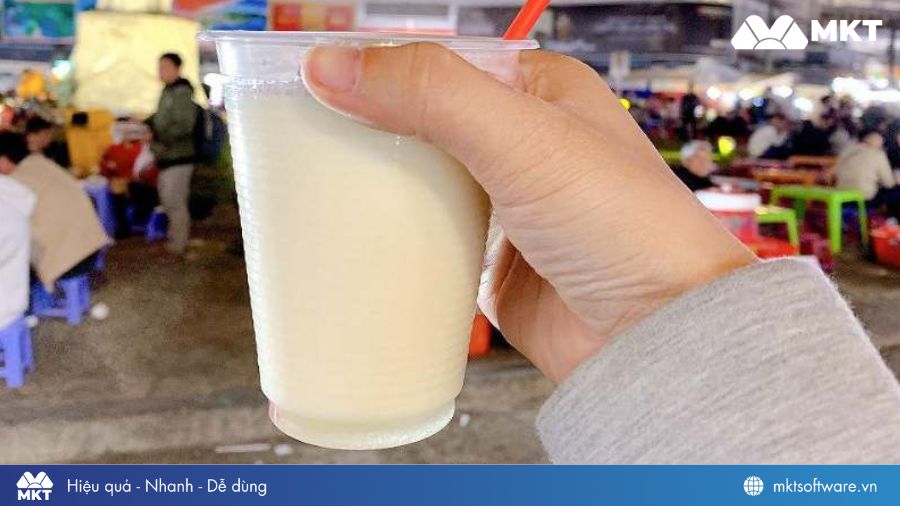 Sữa đậu lành nóng rất phù hợp để bán vào mùa đông cho học sinh Sữa đậu lành nóng rất phù hợp để bán vào mùa đông cho học sinh