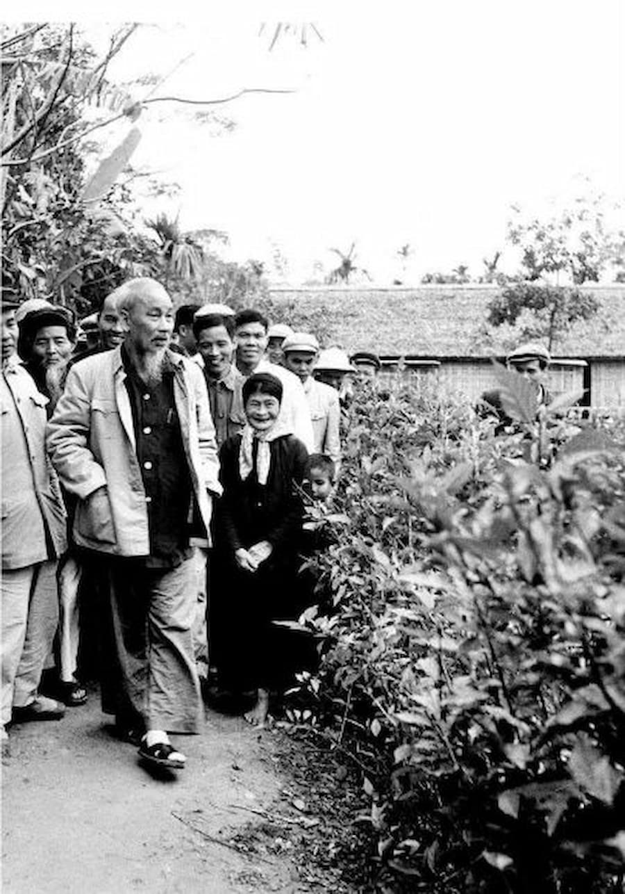 Hình ảnh Bác Hồ và nhân dân đồng bào (Ảnh tư liệu)