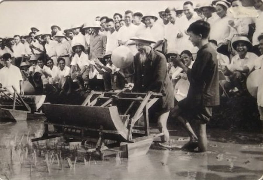Hình ảnh Bác Hồ giản dị (Ảnh tư liệu)