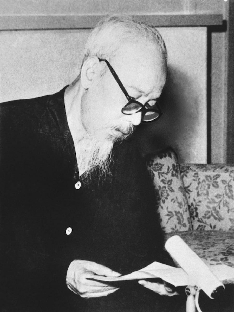Hình ảnh Bác Hồ đọc thơ chúc Tết 1967 (Ảnh tư liệu)