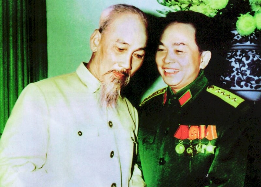 Hình ảnh Bác Hồ và Đại tướng Võ Nguyên Giáp năm 1962 (Ảnh tư liệu)
