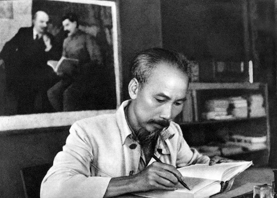Hình ảnh Bác Hồ làm việc (Ảnh tư liệu)