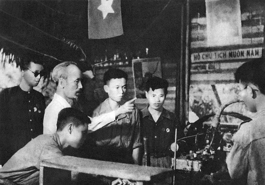 Hình ảnh Bác thăm xưởng công binh tại căn cứ Việt Bắc 1950 (Ảnh tư liệu)