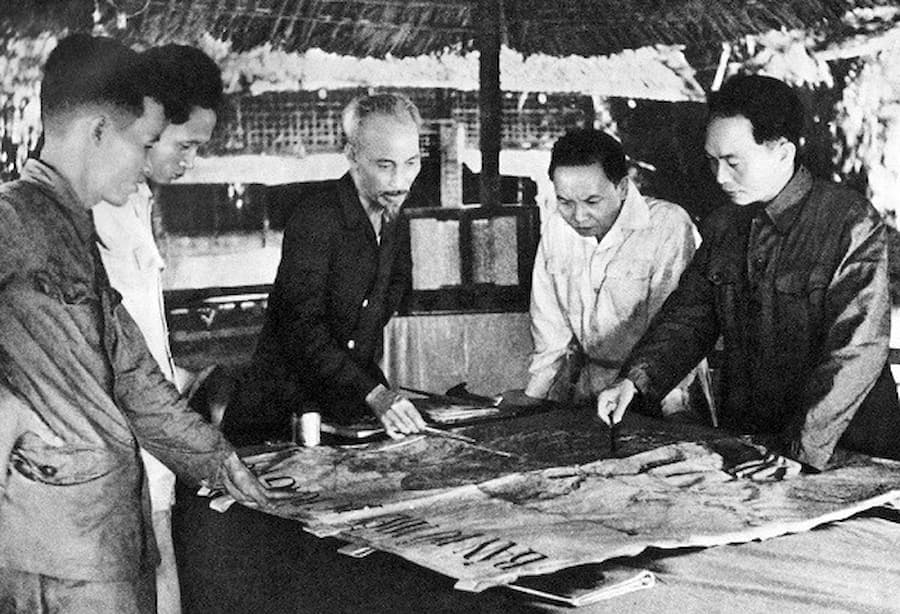 Hình ảnh Bác Hồ tại căn cứ Việt Bắc 1953 (Ảnh tư liệu)