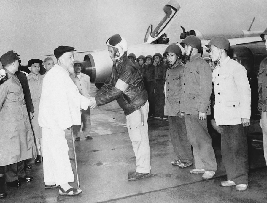 Chủ tịch Hồ Chí Minh thăm bộ đội Không quân Nhân dân Việt Nam ngày 9/2/1967 (Ảnh tư liệu)