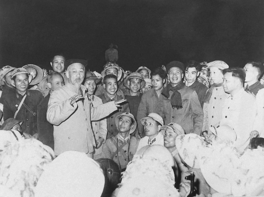 Hình ảnh Chủ tịch Hồ Chí Minh và Thủ tướng Phạm Văn Đồng thăm đơn vị bộ đội công binh (Ảnh tư liệu)