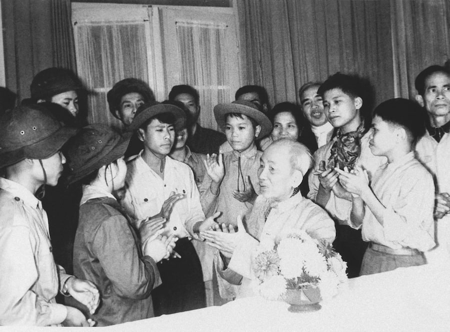 Bác Hồ với các cháu thiếu nhi dũng sĩ miền Nam ra thăm miền Bắc ngày 13/2/1969 (Ảnh tư liệu)