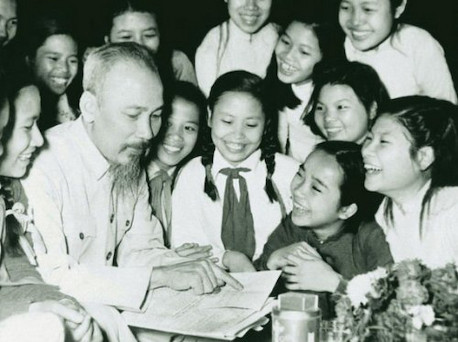 Hình ảnh bác hồ với các cháu thiếu nhi, học sinh
