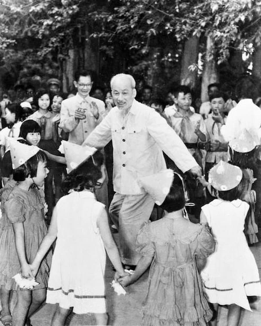 Hình ảnh Bác Hồ với các cháu thiếu nhi vui múa hát mừng Quốc tế thiếu nhi năm 1960 (Ảnh: TTXVN)