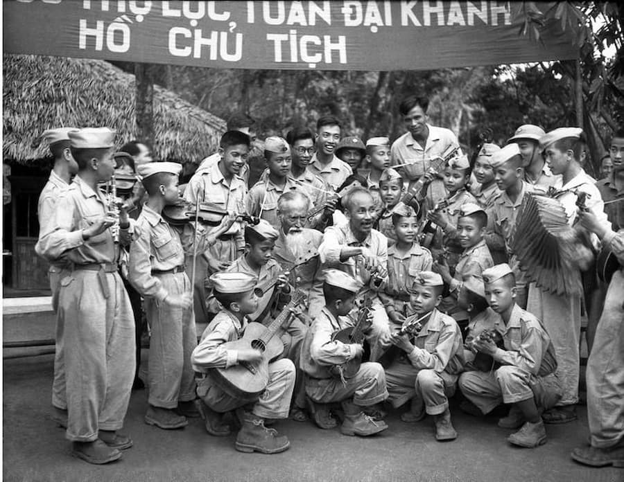 Chủ tịch Hồ Chí Minh với đoàn nghệ thuật thiếu nhi Liên khu X và đội thiếu sinh quân (Ảnh tư liệu)