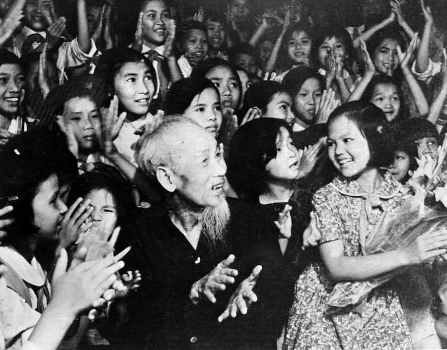 Hình ảnh Bác Hồ với các cháu thiếu niên nhi đồng nhân kỷ niệm Ngày Quốc tế Thiếu nhi 1/6/1969 (Ảnh: TTXVN)