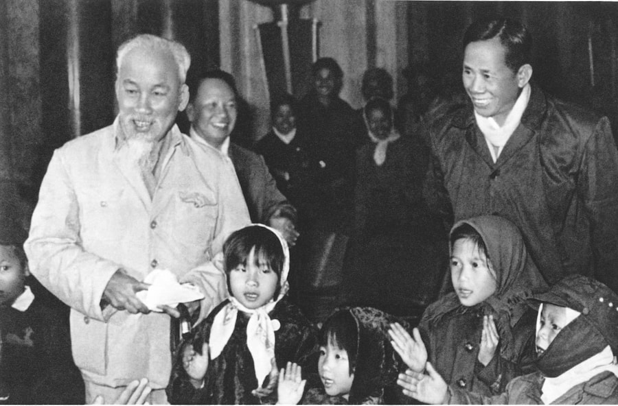 Hình ảnh Bác Hồ vui đón Xuân Mậu Thân với các cháu nhi đồng (30/12/1967)