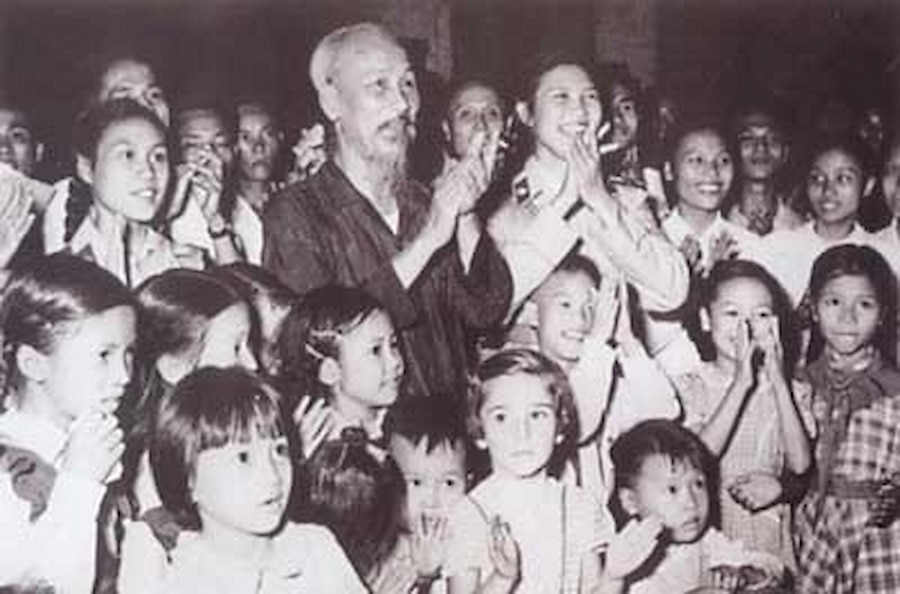 Hình ảnh Bác Hồ vui tết Trung Thu với các cháu thiếu nhi năm 1958 (Ảnh tư liệu)
