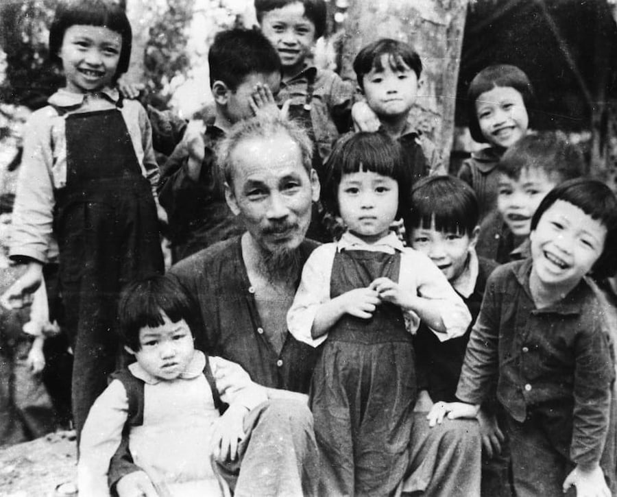 Hình ảnh Bác Hồ thăm lớp mẫu giáo ở chiến khu Việt Bắc năm 1953 (Ảnh tư liệu)