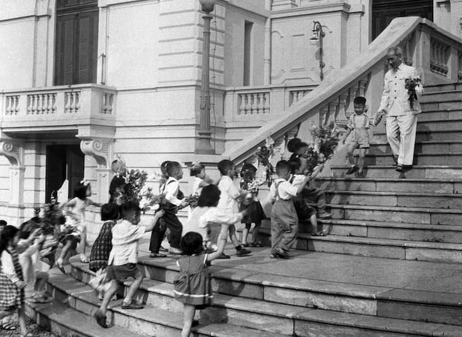 Bác Hồ đón các cháu thiếu nhi (Ảnh tư liệu)